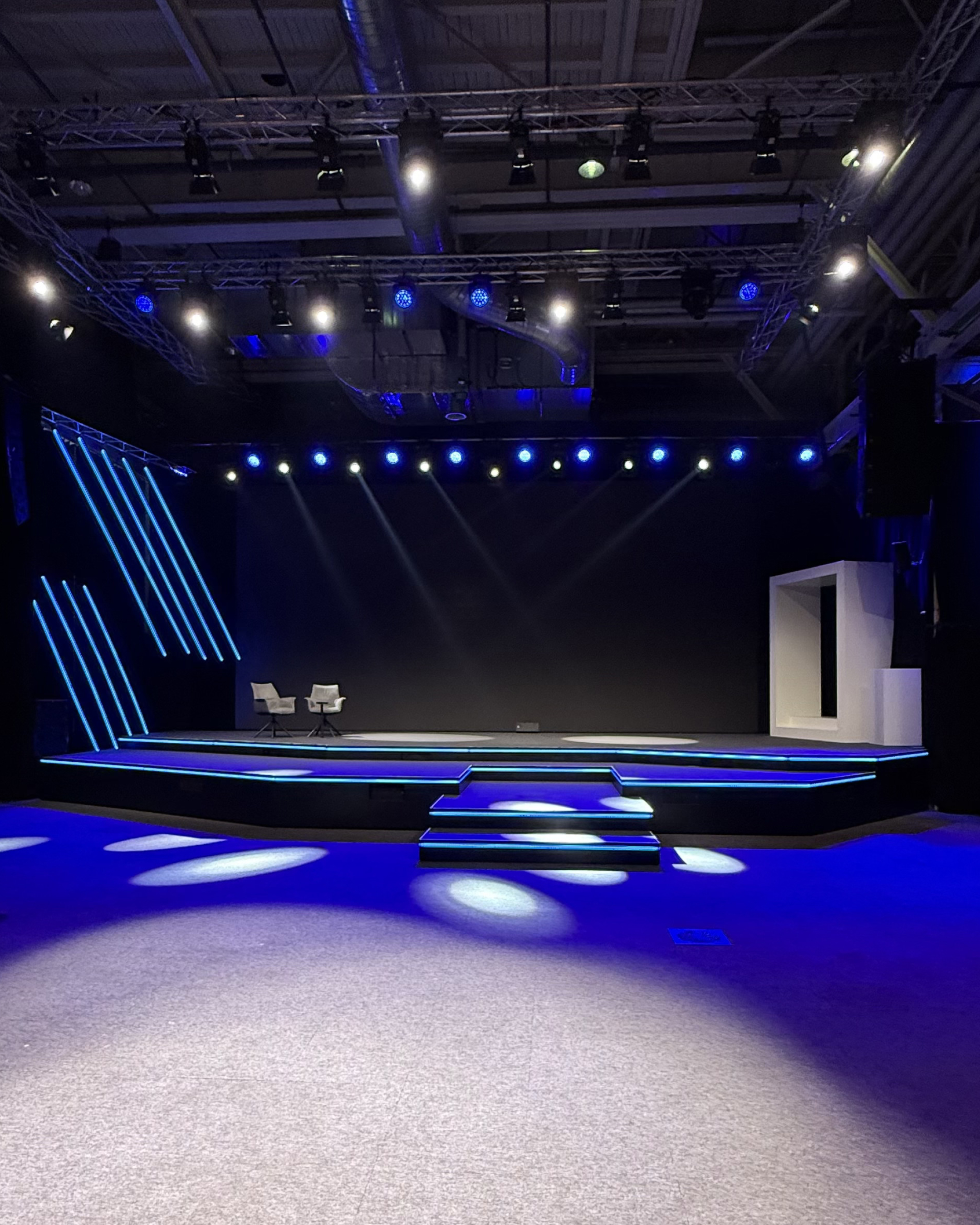 Pre-Opening, leerer Saal mit 13-Meter-LED 1